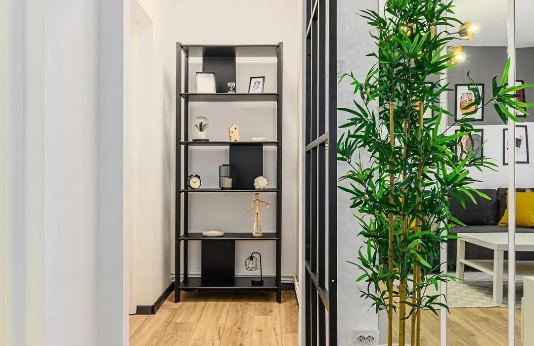 Travelers Hideout - Central Apartment-1
